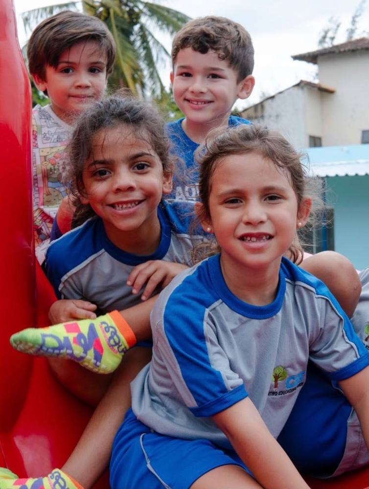 Crianças da Educação infantil sorrindo juntas